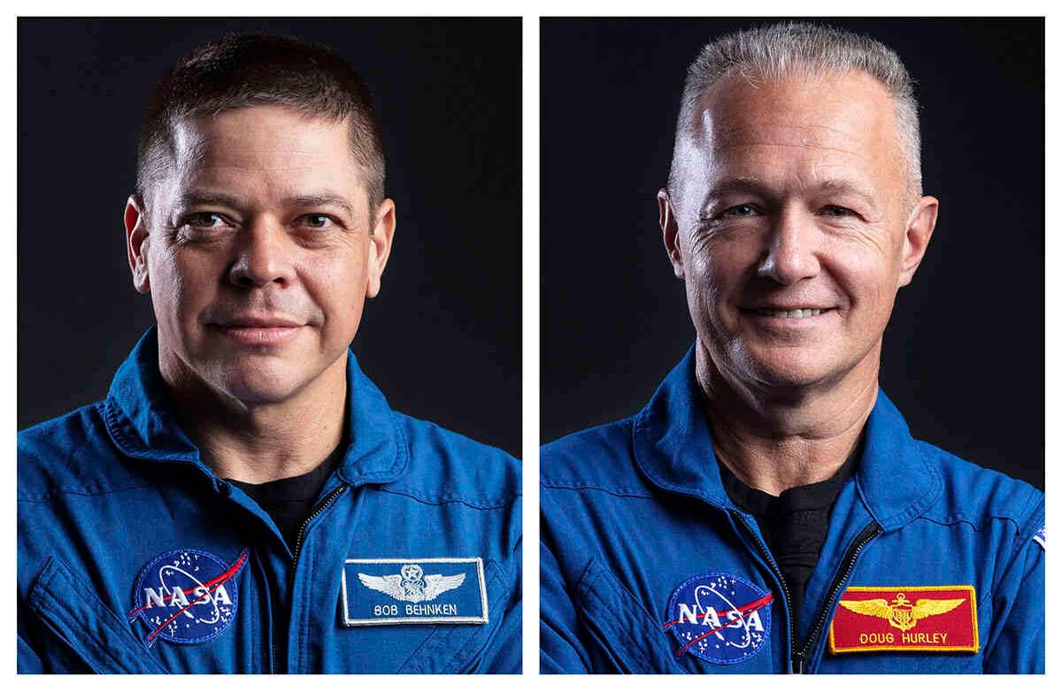 Esta combinación de fotos sin fecha, muestra a los astronautas Bob Behnken, a la izquierda, y Doug Hurley en la sede de SpaceX en Hawthorne, California. Con el despegue programado para el 27 de mayo de 2020. Los astronautas están a punto de estallar en órbita a bordo de un cohete estadounidense desde Estados Unidos suelo por primera vez en casi una década. Y por primera vez en la historia de los vuelos espaciales humanos, una compañía privada, SpaceX, proporciona el viaje. Foto: SpaceX a través de AP