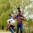 Algunos proyectos son a gran escala, a las afueras de la ciudad, con miles de soluciones de vivienda, colegios, centros de salud, espacios deportivos y servicios conectados.