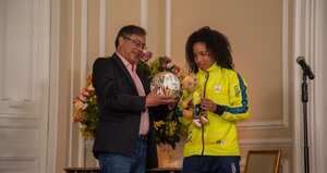 Gustavo Petro reconoció a la selección femenina de fútbol de salón.