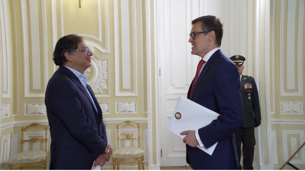Presidente Gustavo Petro y el embajador de Venezuela en Colombia Félix Plasencia.