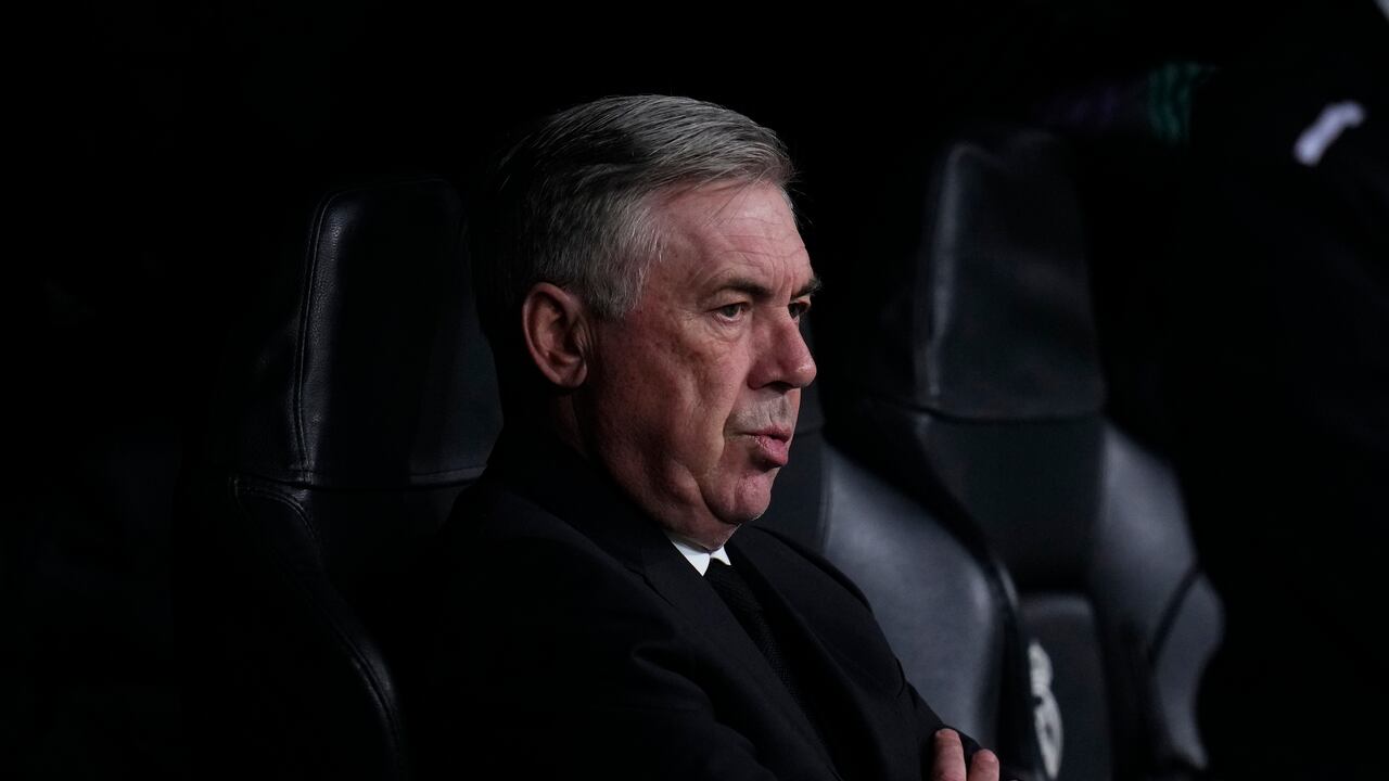 Ancelotti sentado en el banquillo del Real Madrid durante el duelo de octavos de final de Champios ante Liverpool