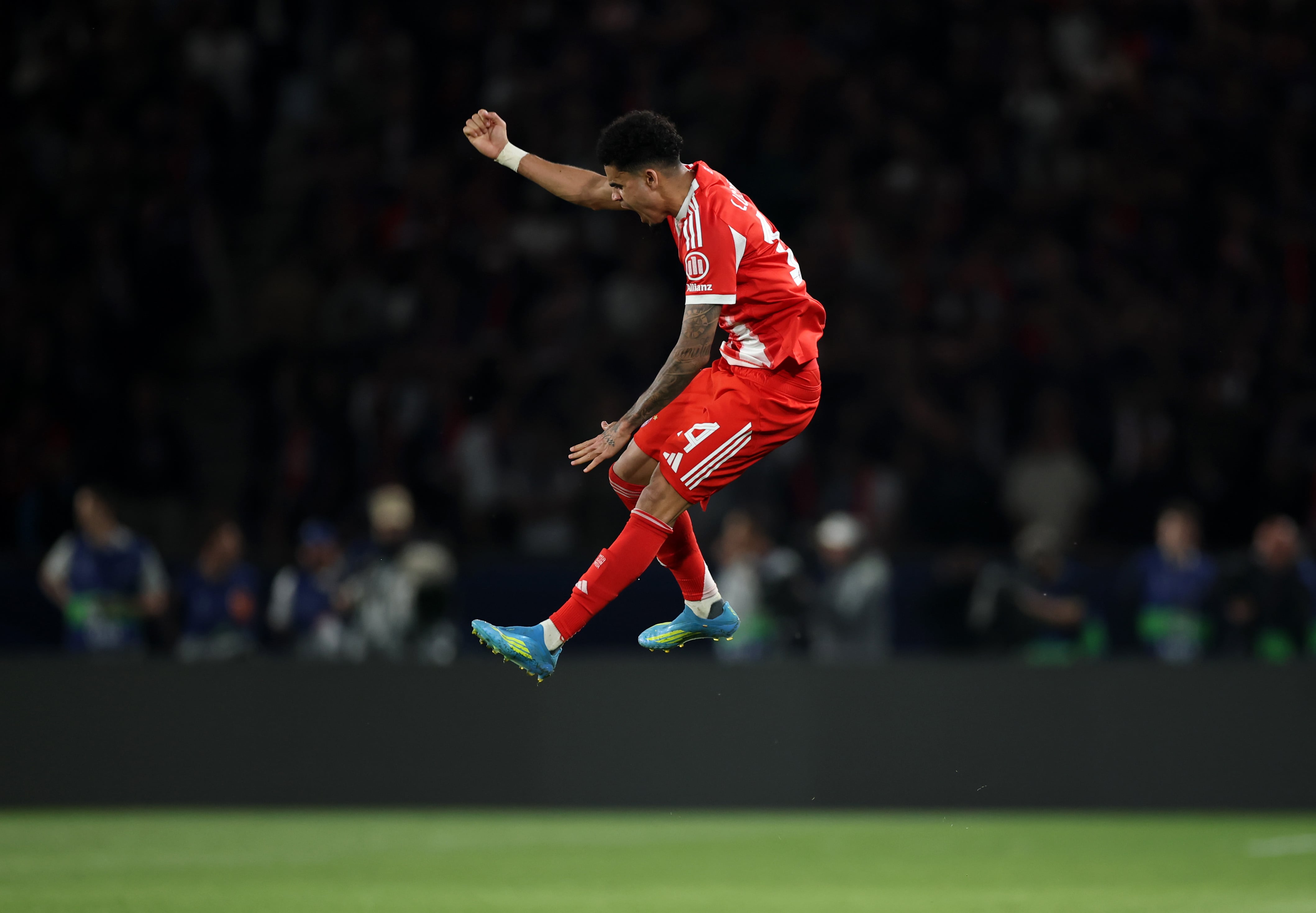 Luis Díaz celebra el gol contra el PSG.