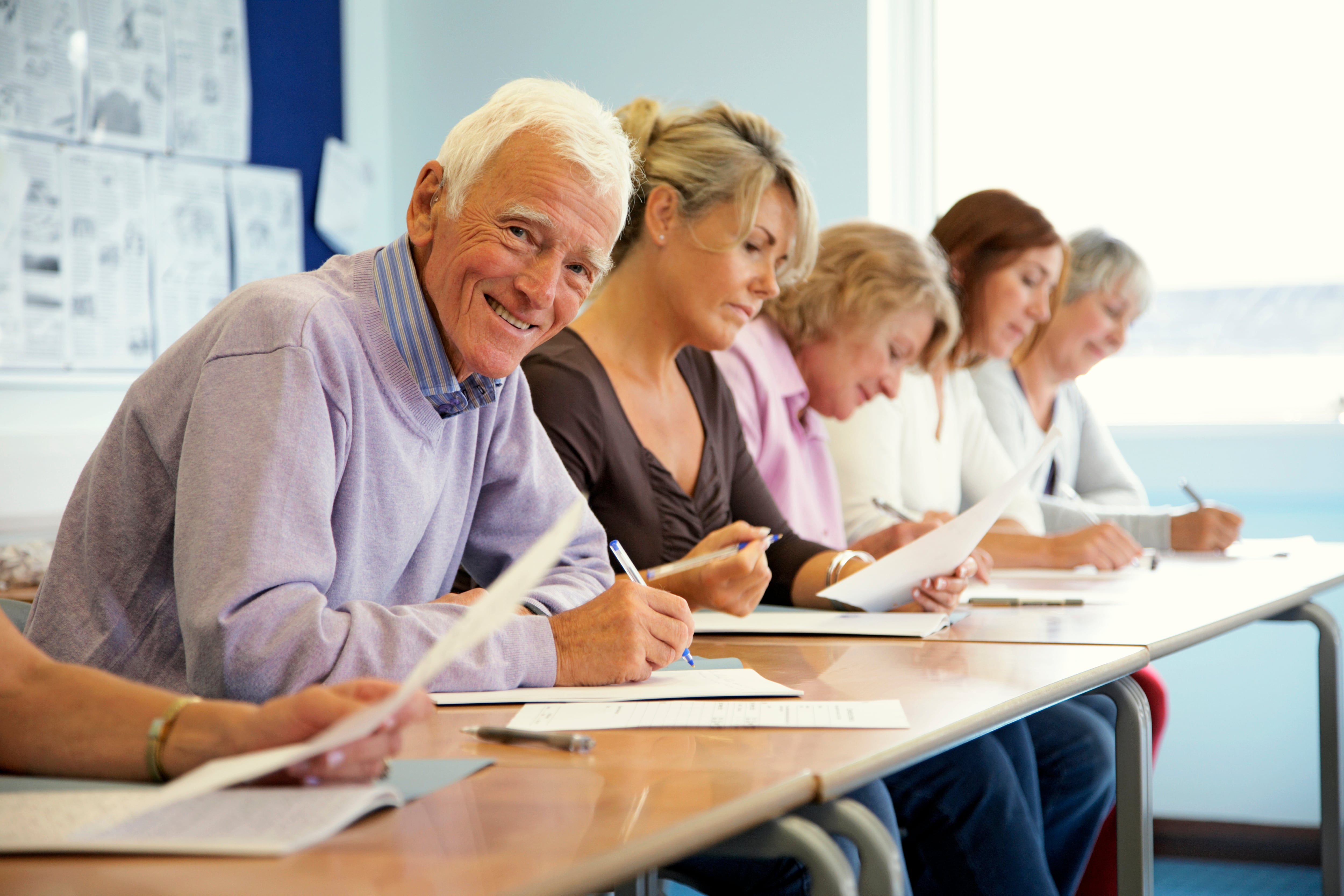 Adultos mayores participan en jornadas educativas del programa municipal que busca cerrar brechas de acceso a la educación en Bello.