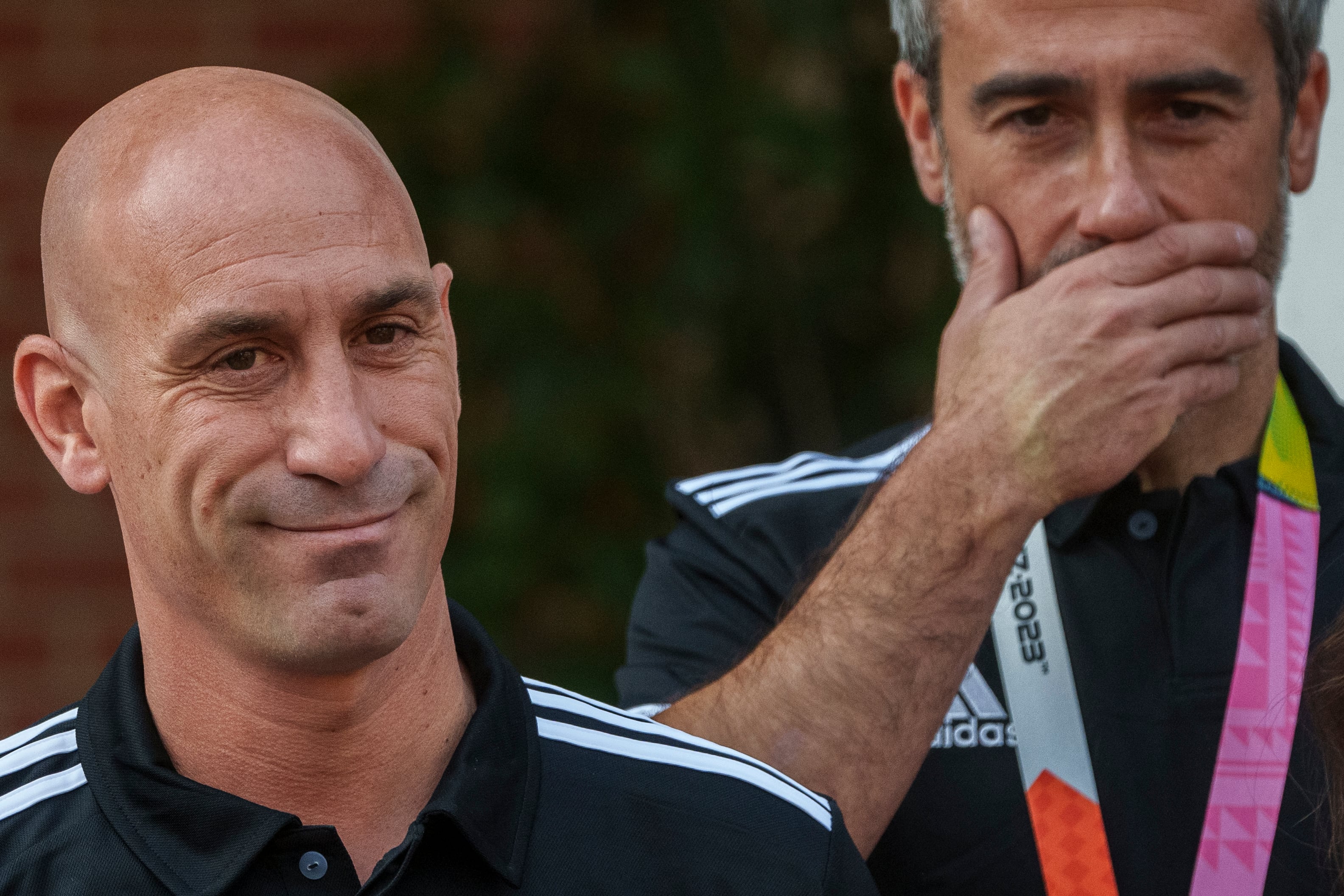 El presidente de la federación española de fútbol, Luis Rubiales (izquierda) posa junto al técnico Jorge Vilda durante el acto con las jugadoras de la selección de España que conquistó el Mundial femenino, en el Palacio de La Moncloa.