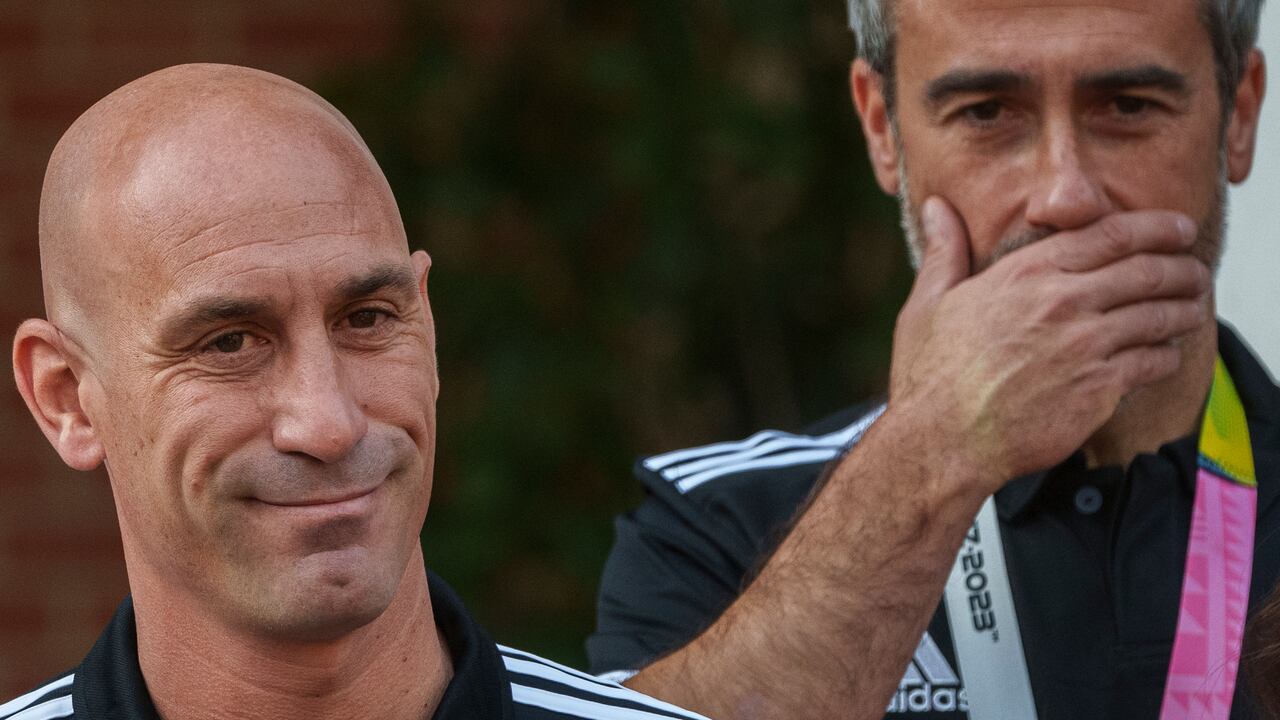 El presidente de la federación española de fútbol, Luis Rubiales (izquierda) posa junto al técnico Jorge Vilda durante el acto con las jugadoras de la selección de España que conquistó el Mundial femenino, en el Palacio de La Moncloa.