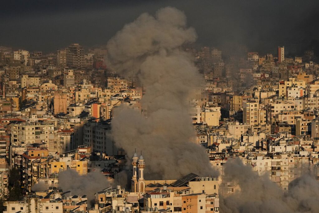 Humo sobre Dahiyeh, un suburbio al sur de Beirut, tras ataques aéreos israelíes, en Líbano, el martes 3 de marzo de 2026. (AP Foto/Hussein Malla)
