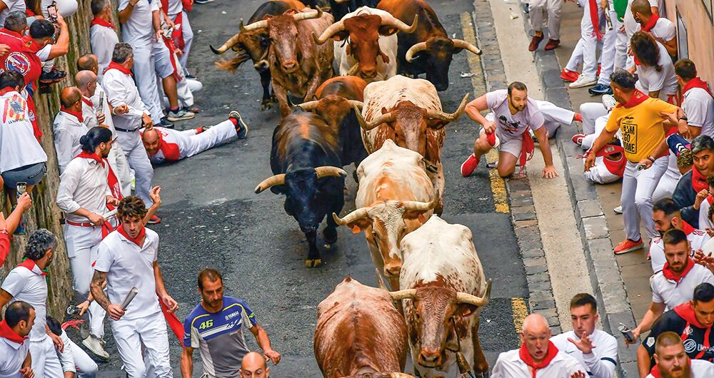 En 2023 participaron más de 17.000 corredores, que llevaban un pañuelo rojo.