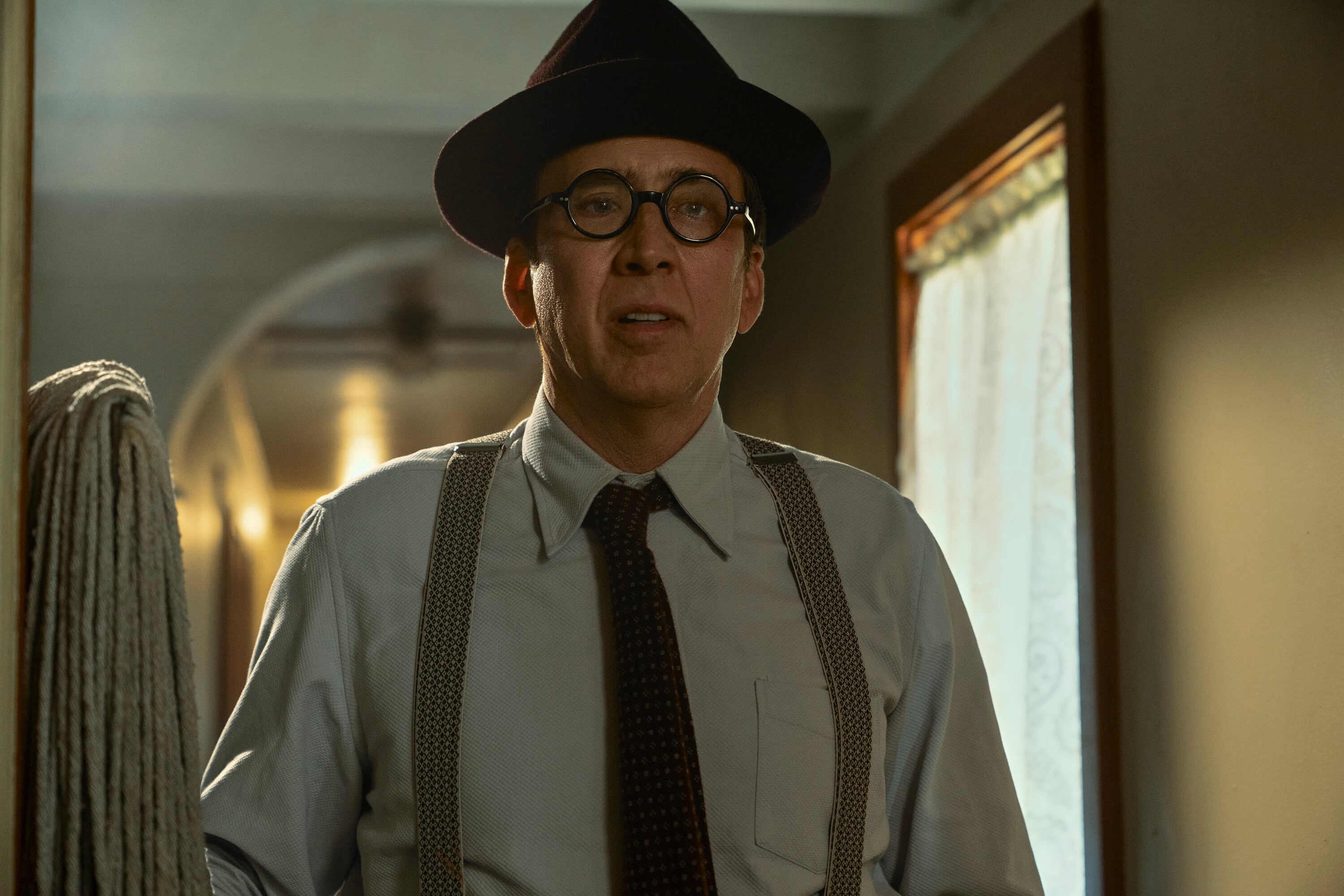 Nicolas Cage en su personaje de Ben Reilly, un investigador privado veterano y marcado por una tragedia personal en Spider Noir de Prime Video.