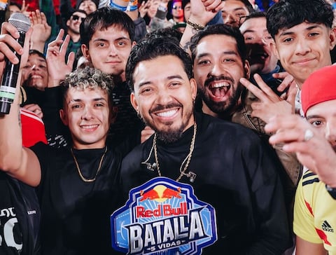 Lokillo posó con su trofeo en Chile, que lo certifica como campeón en la Red Bull Batalla 5 Vidas.