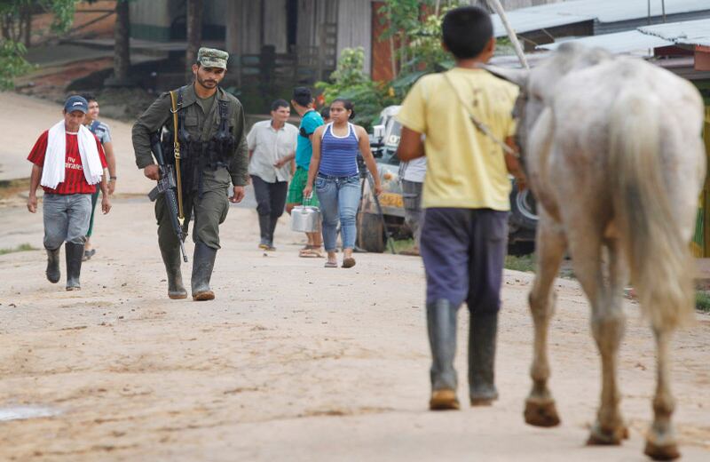 Según los habitantes de San Isidro, el Estado solo llega a su población con bombardeos y fumigaciones áreas sobre los campos de coca, su sustento diario, ya que no tienen otras alternativas de vida.