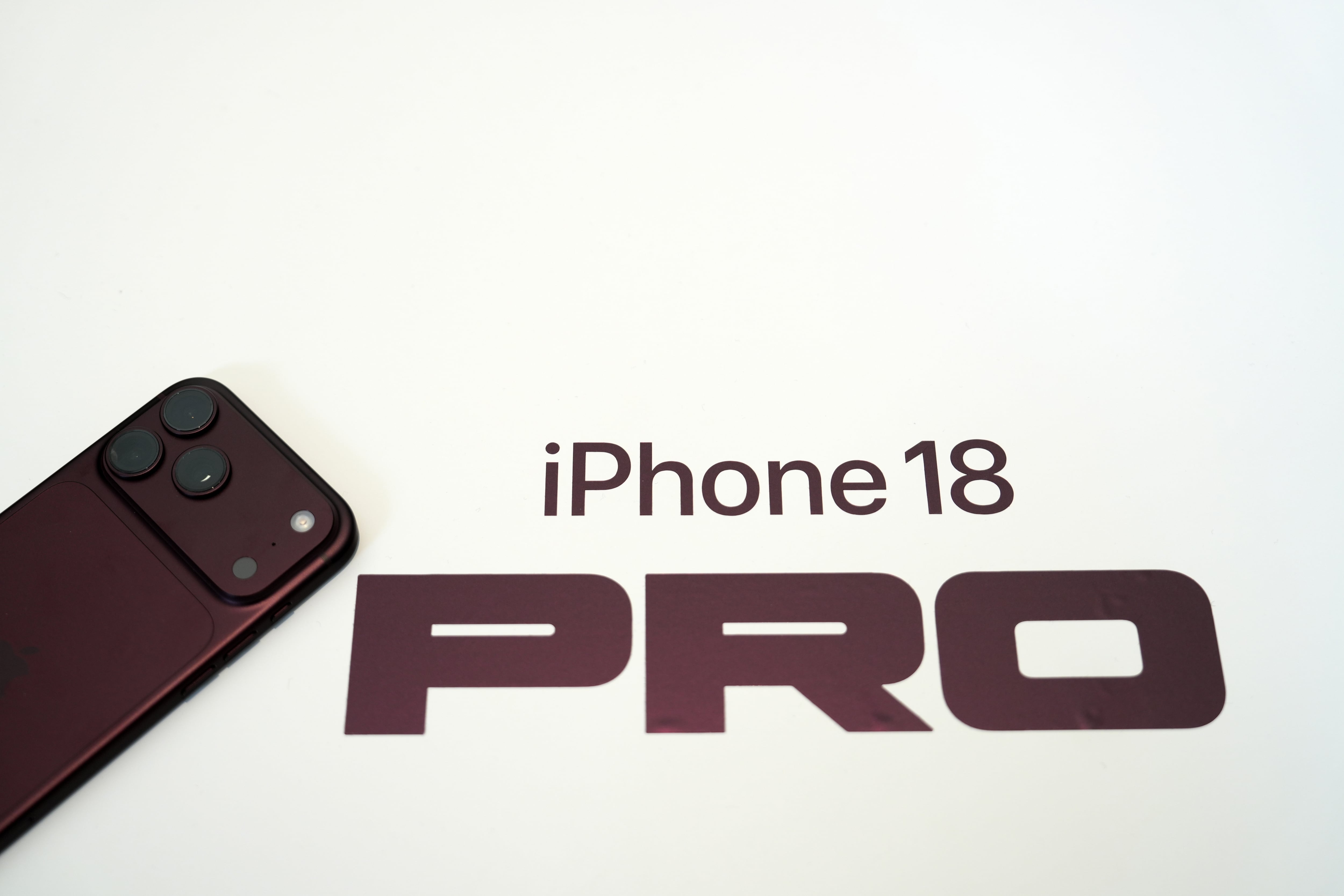 El IPhone 18 Pro en color borgoña.