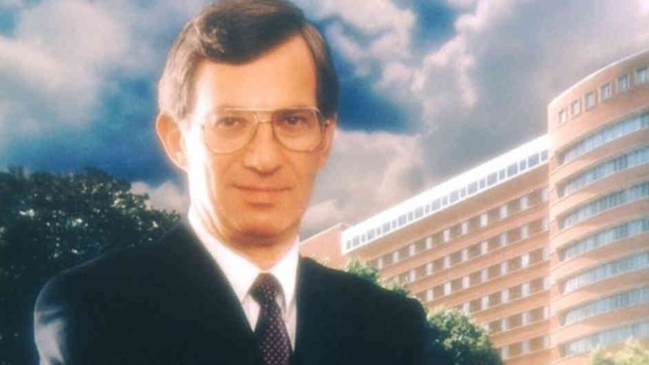 DeVita fue eventualmente nombrado presidente del Instituto Nacional del Cáncer de Estados Unidos (1980-88).