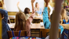 Existe una acción que no puede ser prohibida entre los estudiantes dentro de las aulas de clase.
