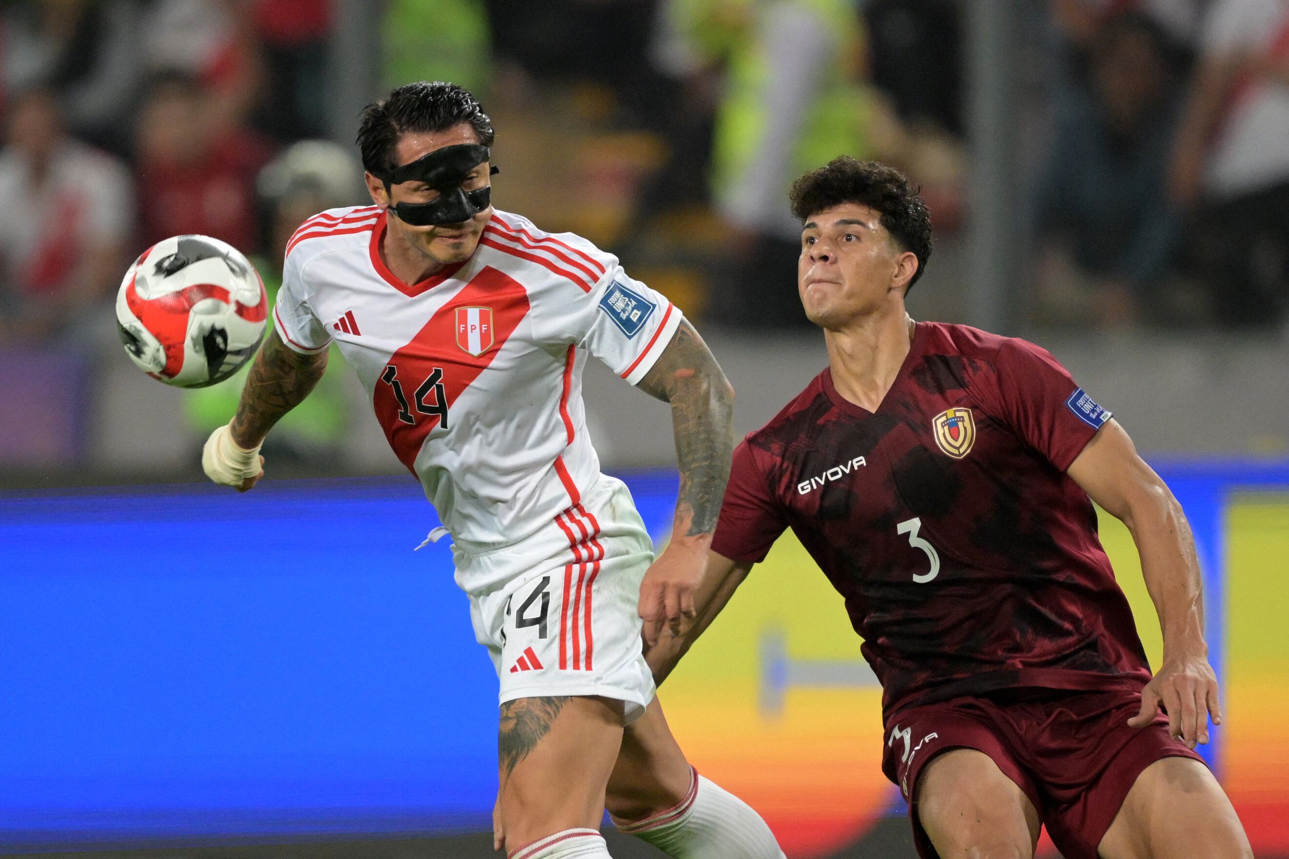 El delantero peruano Gianluca Lapadula (i) lucha por el balón con el defensor venezolano Yordan Osorio durante el partido de fútbol clasificatorio sudamericano para la Copa Mundial de la FIFA 2026 entre Perú y Venezuela en el Estadio Nacional de Lima el 21 de noviembre de 2023.