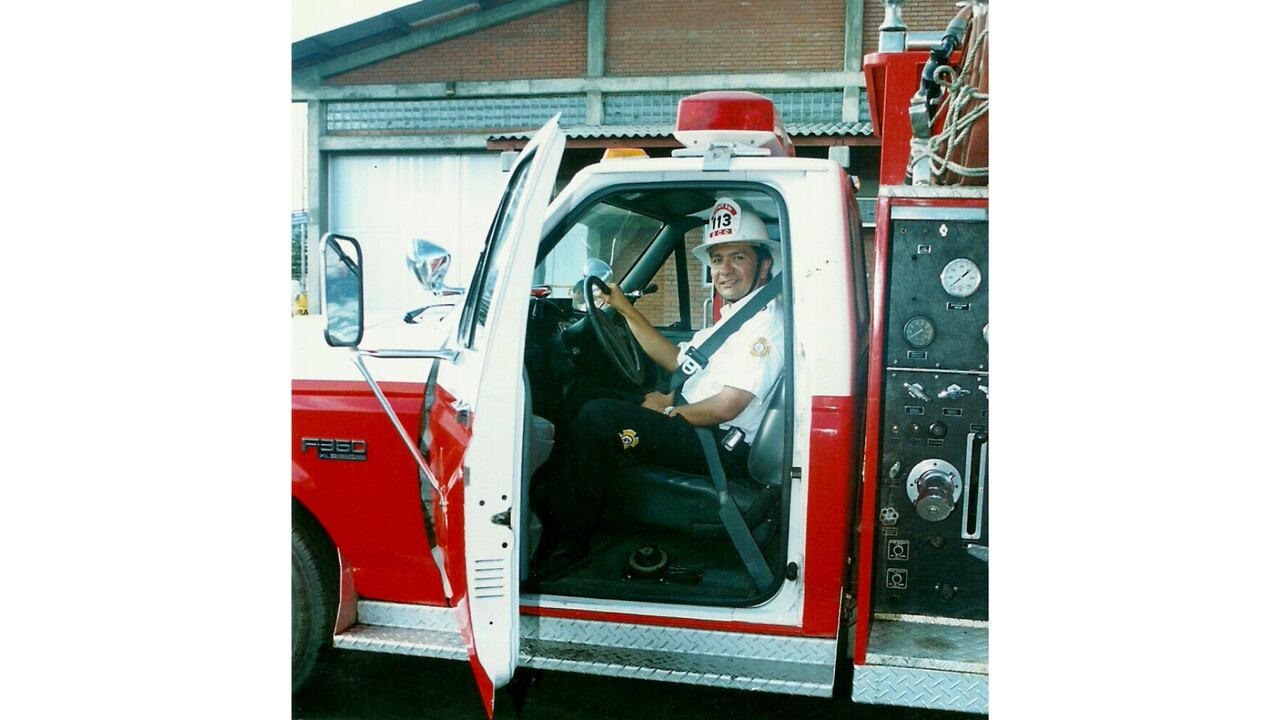 fotografía antigua de Orlando cuando fue bombero voluntario.