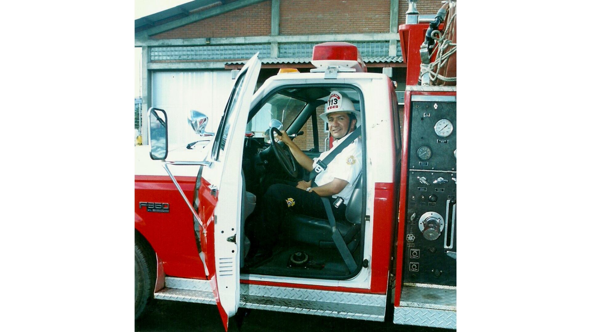fotografía antigua de Orlando cuando fue bombero voluntario.