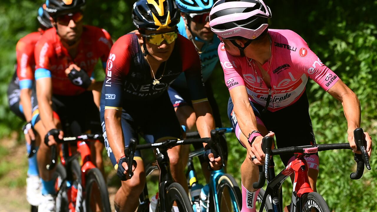TURIN, ITALY - MAY 21: (L-R) Richard Carapaz of Ecuador and Team INEOS Grenadiers and Juan Pedro López of Spain and Team Trek - Segafredo Pink Leader Jersey compete during the 105th Giro d'Italia 2022, Stage 14 a 147km stage from Santena to Torino / #Giro / #WorldTour / on May 21, 2022 in Turin, Italy. (Photo by Tim de Waele/Getty Images)