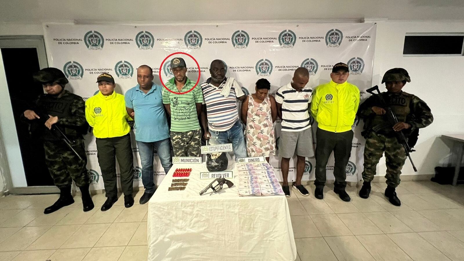 En los allanamientos se logró incautar el siguiente material bélico: un revolver marca Tauro Brasil calibre 38 mm, 54 cartuchos de diferente munición, dos kilos de base de coca y $10.000.000 de pesos.