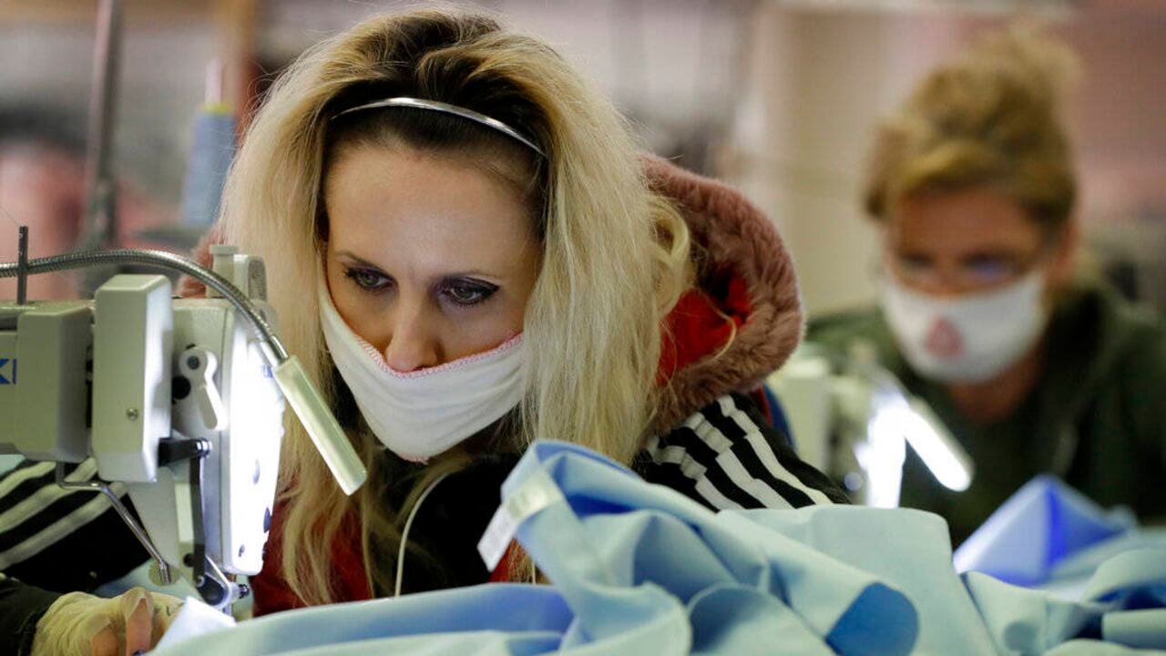 Los países industrializados fabrican a ritmos acelerados tapabocas. Aquí un centro en el Reino Unido. Foto: AP