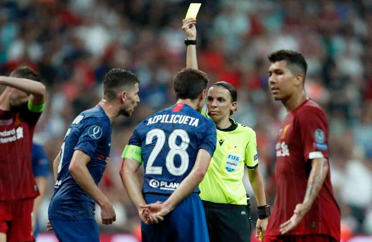 La árbitro Stephanie Frappart muestra una tarjeta amarilla a César Azpilicueta durante la Supercopa de la UEFA entre Liverpool y Chelsea, en el Besiktas Park, en Estambul, el miércoles 14 de agosto de 2019. (Foto AP / Thanassis Stavrakis)