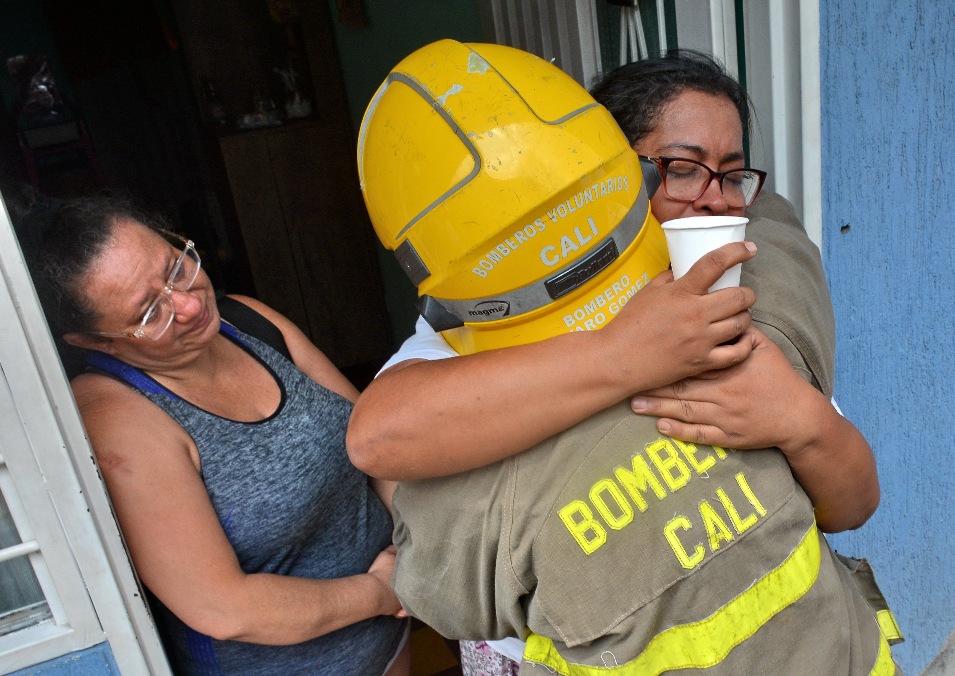 Al medio día de este miércoles, 15 de enero, los cielos de Cali se vieron empañados por una gran humareda, producto de un incendio estructural registrado en el barrio Santander, exactamente en la Carrera 1 No. 31-84. Bomberos Cali, atendieron a tiempo la emergencia. Foto Jorge Orozco / El País.