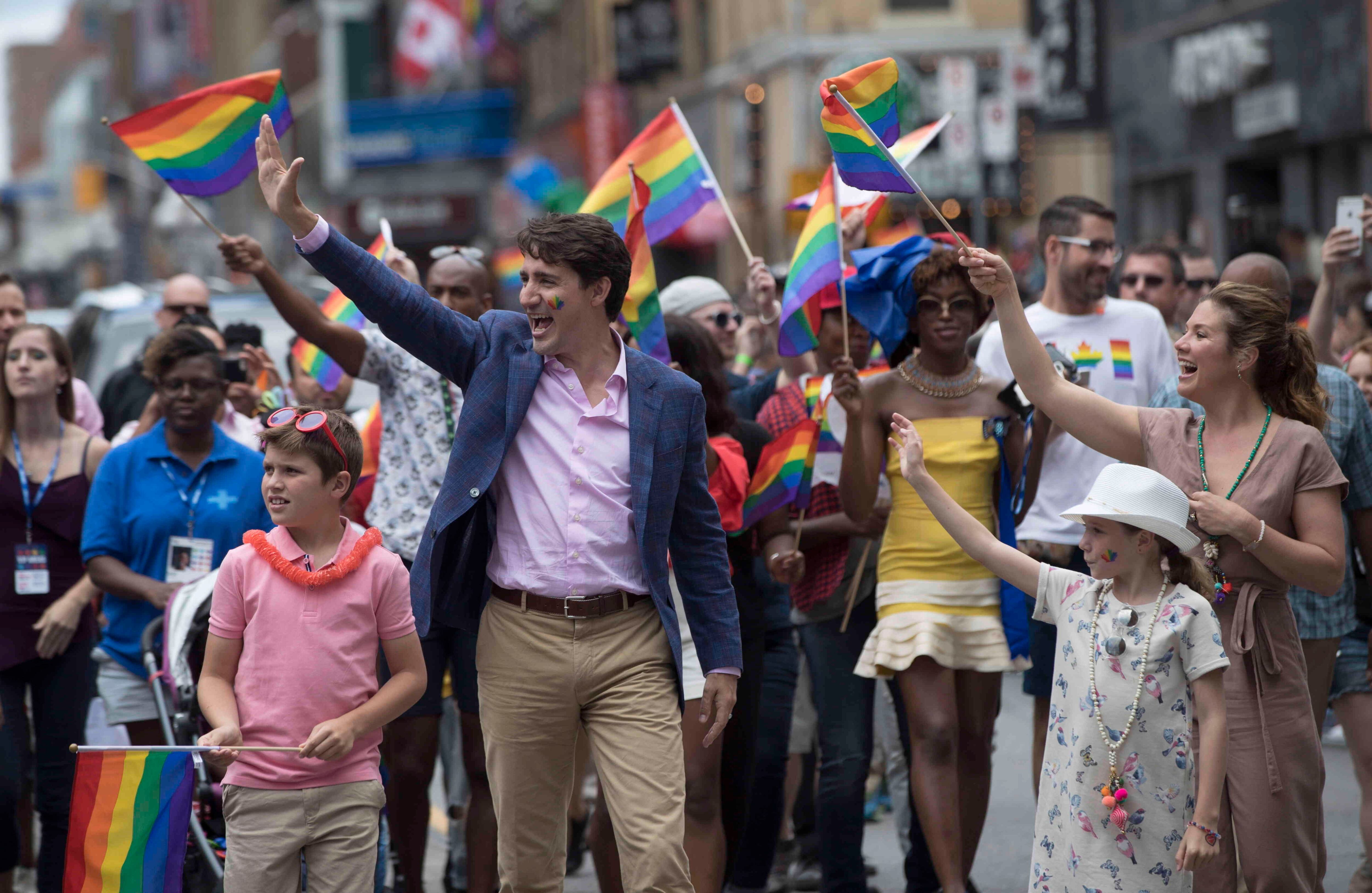 El primer ministro de Canada Justin Trudeau, his wife Sophie Gregoire Trudeau marchó en las calles de Toronto acompañado de su esposa y su hija. Foto: AP