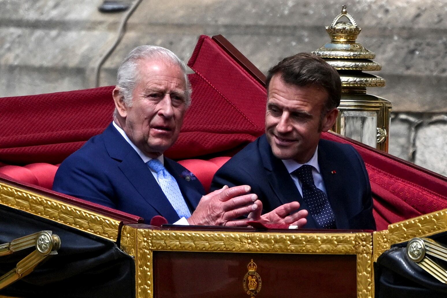 El rey Carlos III de Gran Bretaña y el presidente francés, Emmanuel Macron, viajan en carruaje en el Castillo de Windsor