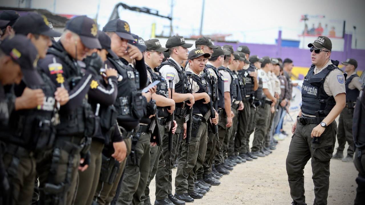 "Si tienen que usar sus armas de dotación, ¡háganlo!", dijo el presidente ecuatoriano Guillermo Lasso.