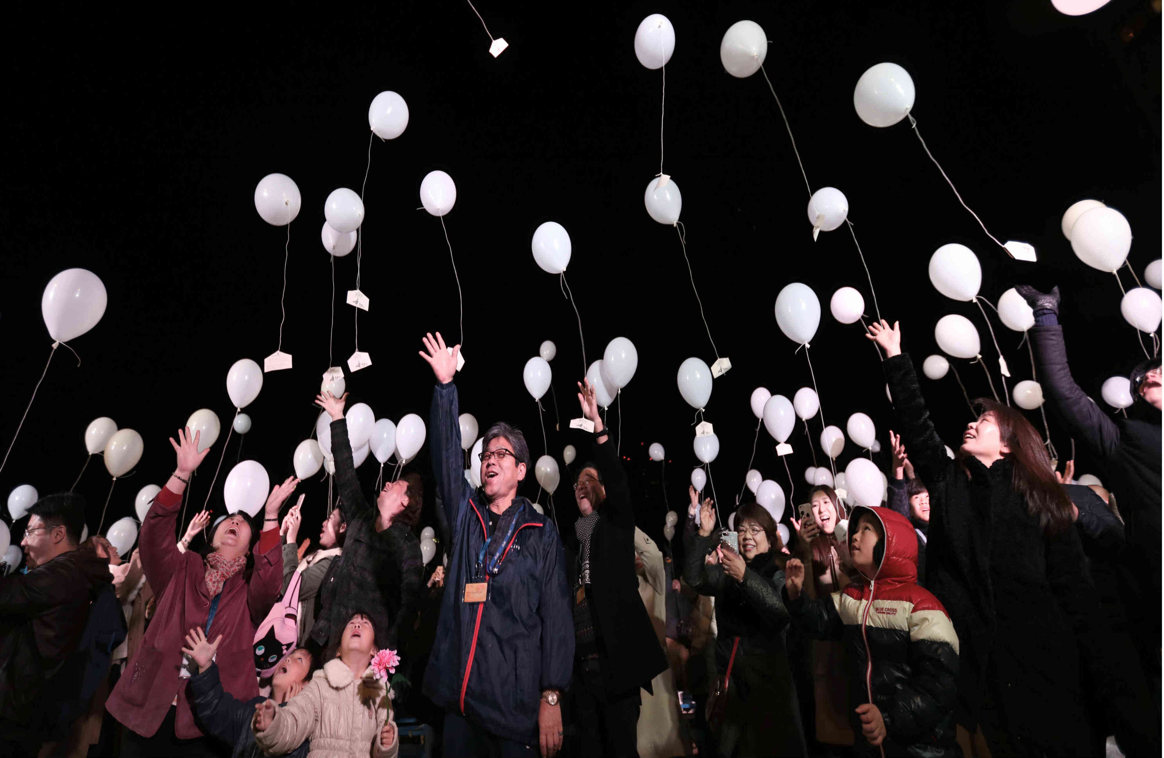 Los japoneses siguieron su tradición de lanzar globos con sus deseos para el nuevo año en la torre Pince Park de Tokio. 