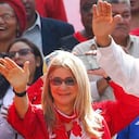 En esta imagen del 20 de mayo de 2019, el presidente de Venezuela Nicolás Maduro y su esposa Cilia Flores saludan a sus simpatizantes a las afueras del palacio presidencial de Miraflores, en Caracas.