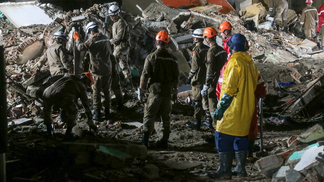 Los equipos de rescate buscan víctimas entre los escombros de un edificio derrumbado en el municipio de Paulista, en las afueras de Recife, en el estado nororiental brasileño de Pernambuco, el 7 de julio de 2023.