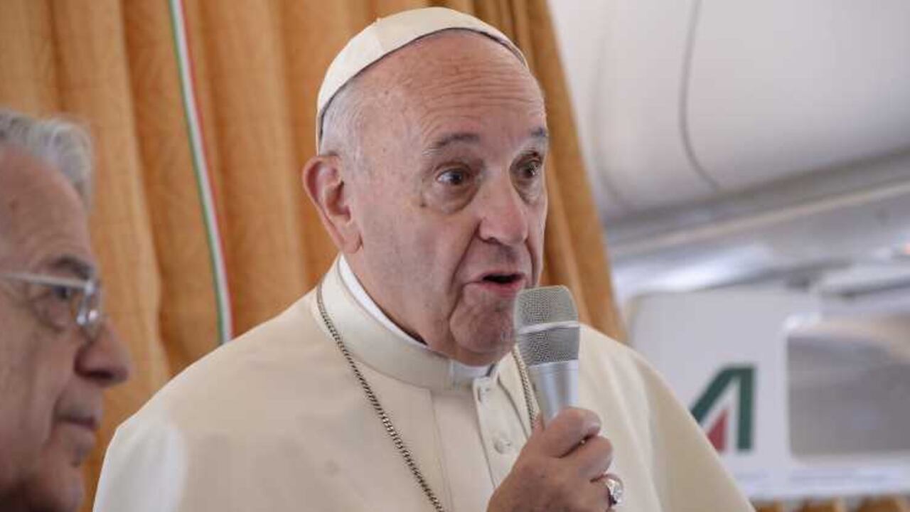 Francisco hizo su declaración mientras viajaba a Polonia a la Jornada Mundial de la Juventud. Lo hizo en referencia al asesinato del padre Jacques Hamel, degollado mientras decía misa en una pequeña localidad francesa. Pero aclaró que las religiones nada tienen que ver.