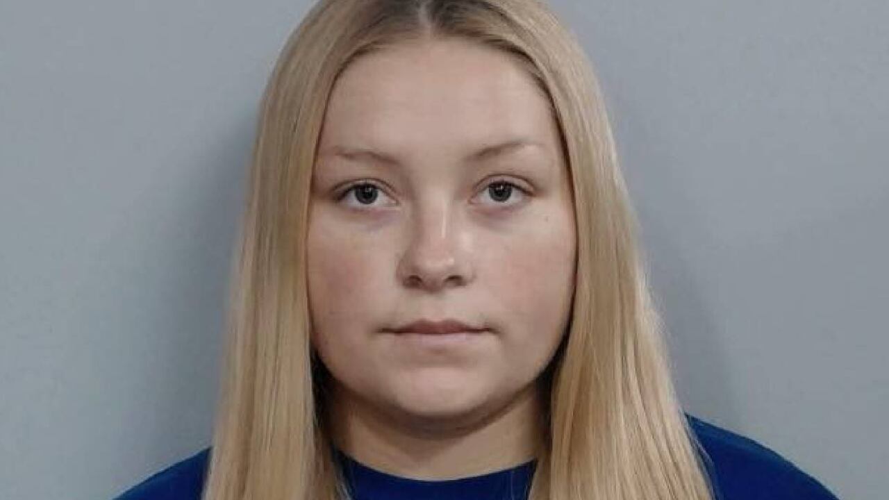 La mujer fue puesta en custodia mientras se investigan los hechos