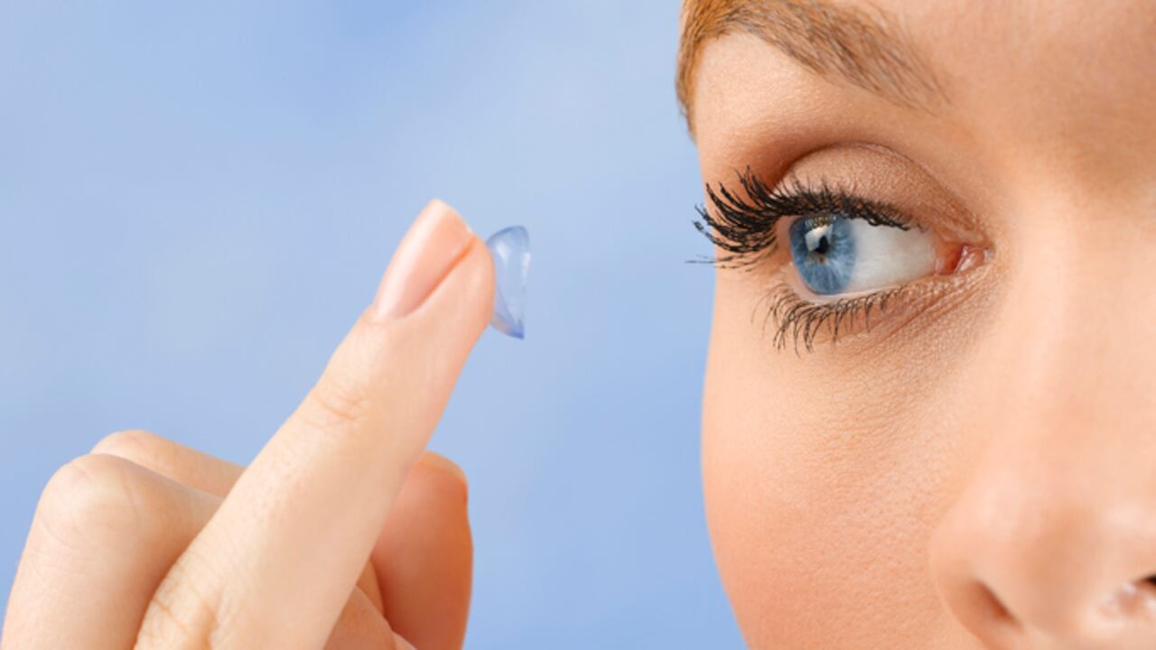 El ojo seco es habitual en la mayoría de quienes utilizan lentes de contacto, pero se agrava con uso inadecuado de los mismos.