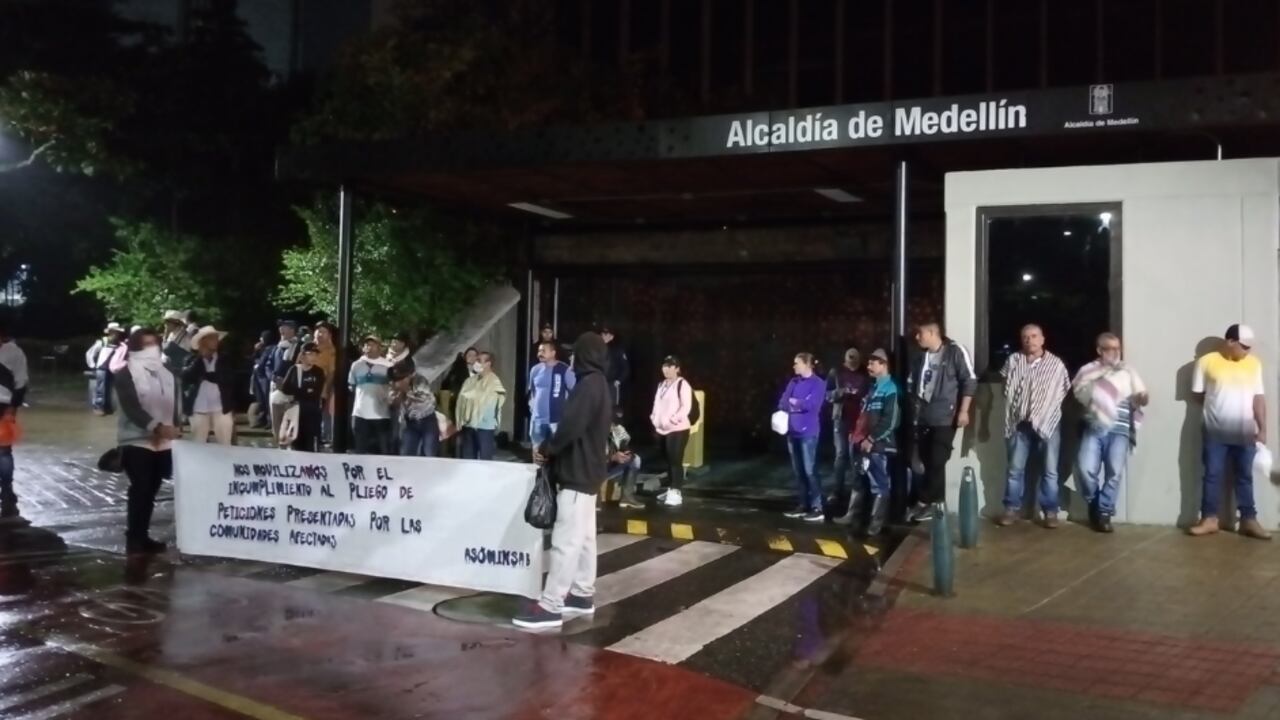 Manifestantes bloquean ingresos al centro administrativo de La Alpujarra.