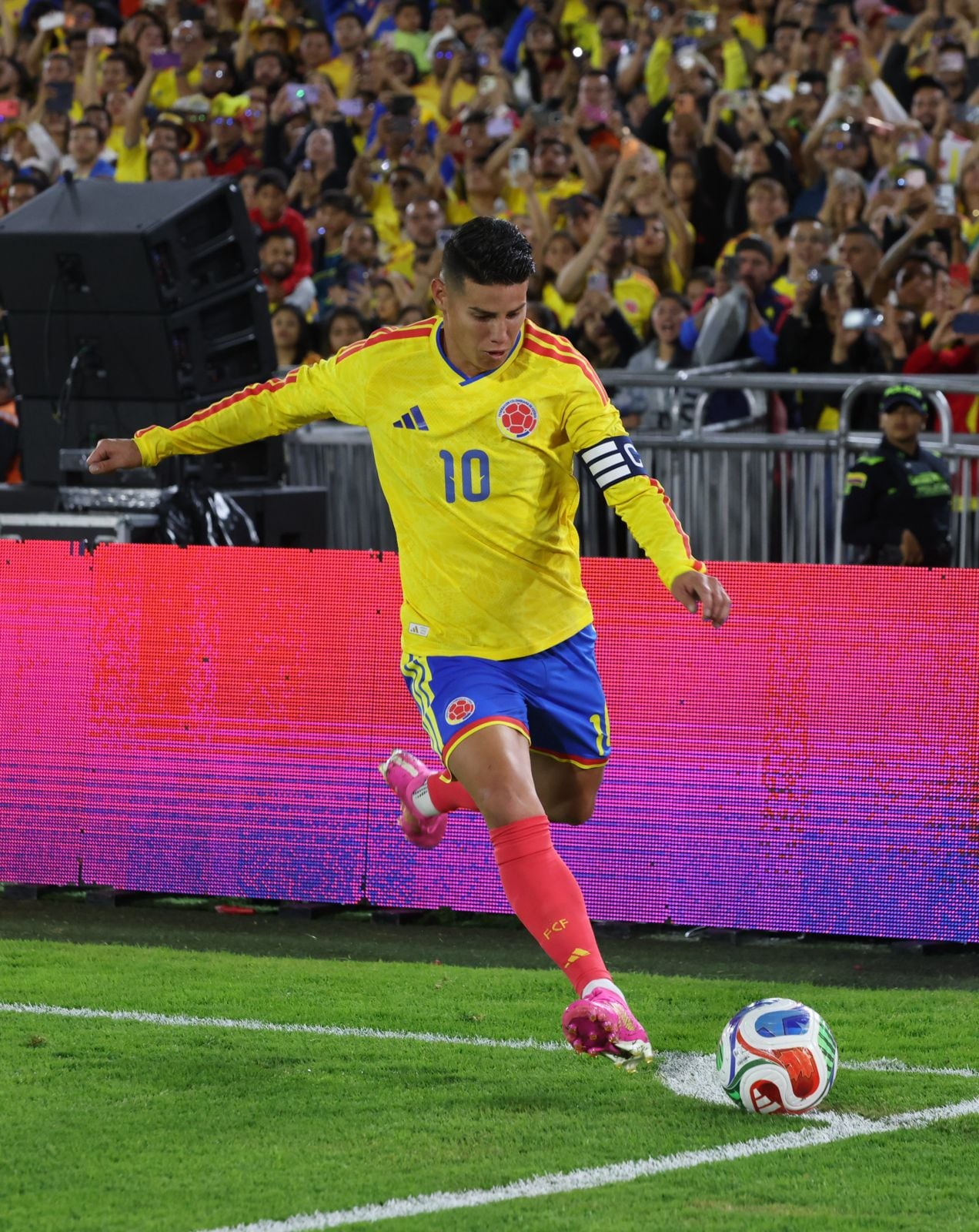 James Rodríguez ejecutando un tiro de esquina en el partido de Colombia vs. Costa Rica.
