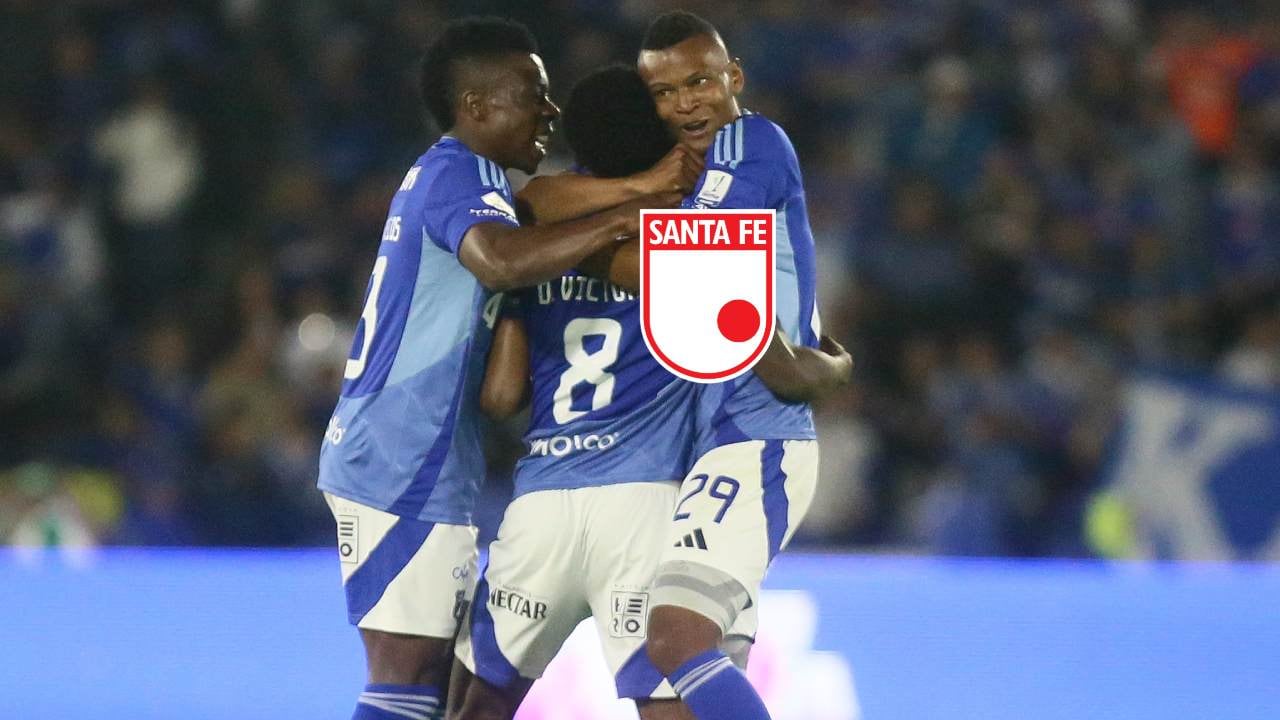 Tres jugadores de Millonarios celebran un gol.