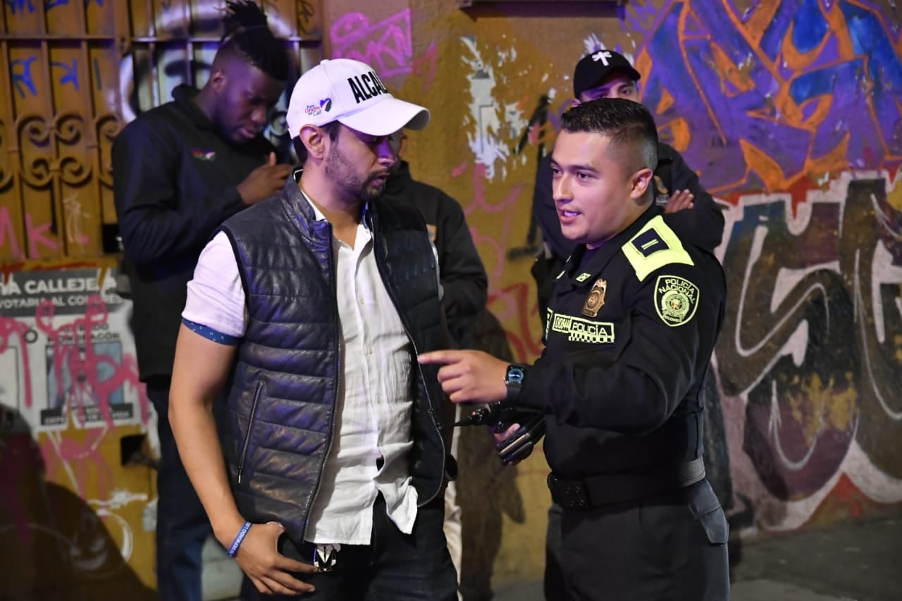 Las autoridades cerraron establecimiento comercial en el centro de Cali por incumplir norma del espacio público.