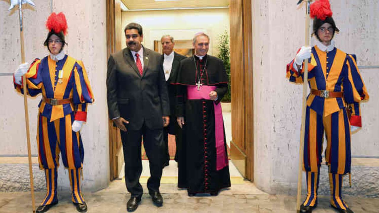 Nicolás Maduro, presidente de Venezuela, junto a Emil Paul Tscherrig, enviado del Vaticano.