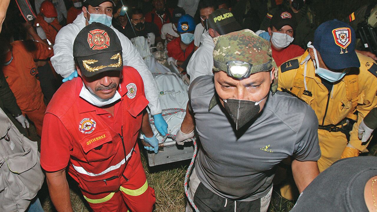 El rescate de los cuerpos en las dos minas duró varios días por el alto nivel de las aguas y el peligro de que colapsaran. Cientos de personas esperaron, bajo la inclemencia del clima, para comprobar que sus familiares habían muerto en la tragedia.