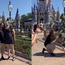 Una pareja se propuso matrimonio al mismo tiempo y el video se hizo viral.