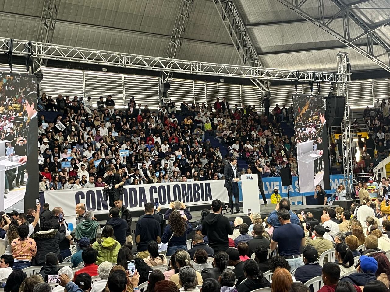El precandidato Miguel Uribe durante un evento en el Palacio de los Deportes en Bogotá.