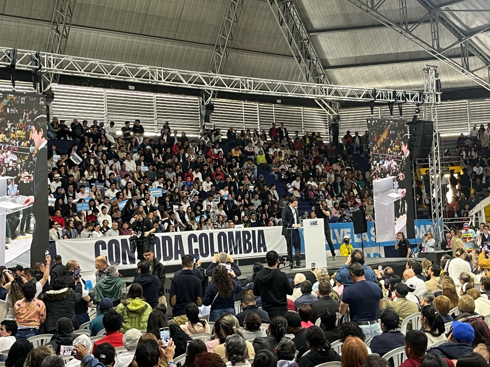 El precandidato Miguel Uribe durante un evento en el Palacio de los Deportes en Bogotá.