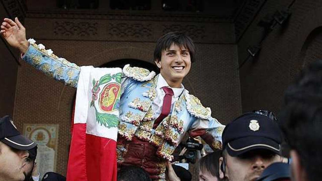 El peruano Andrés Roca Rey salió a hombros de la plaza de Madrid, la más importante del mundo. Actualmente de gira taurina por Colombia.