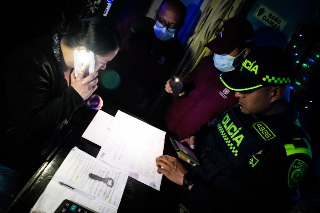 Juzgado fue usado para armar tremenda rumba en Bogotá: más de 500 personas, entre ellos menores, fueron descubiertas