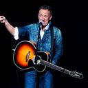 ARCHIVO - En esta foto del 5 de noviembre de 2018, Bruce Springsteen canta en el 12o concierto benéfico anual Stand Up For Heroes en el Teatro Hulu del Madison Square Garden, en Nueva York. Springsteen enfrenta un cargo en Nueva Jersey por conducir ebrio. El músico fue arrestado el 14 de noviembre de 2020 en el parque Gateway National Recreation Area en la costa de Nueva Jersey, confirmó el miércoles un vocero del Servicio de Parques Nacionales. Fue citado por conducir ebrio, manejo imprudente y consumo de alcohol en un área cerrada. (Foto por Brad Barket/Invision/AP, Archivo)