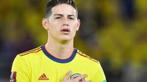 BARRANQUILLA, COLOMBIA - MARCH 24: James Rodriguez of Colombia sings the national anthem during a match between Colombia and Bolivia as part of FIFA World Cup Qatar 2022 Qualifier on March 24, 2022 in Barranquilla, Colombia. (Photo by Gabriel Aponte/Getty Images)