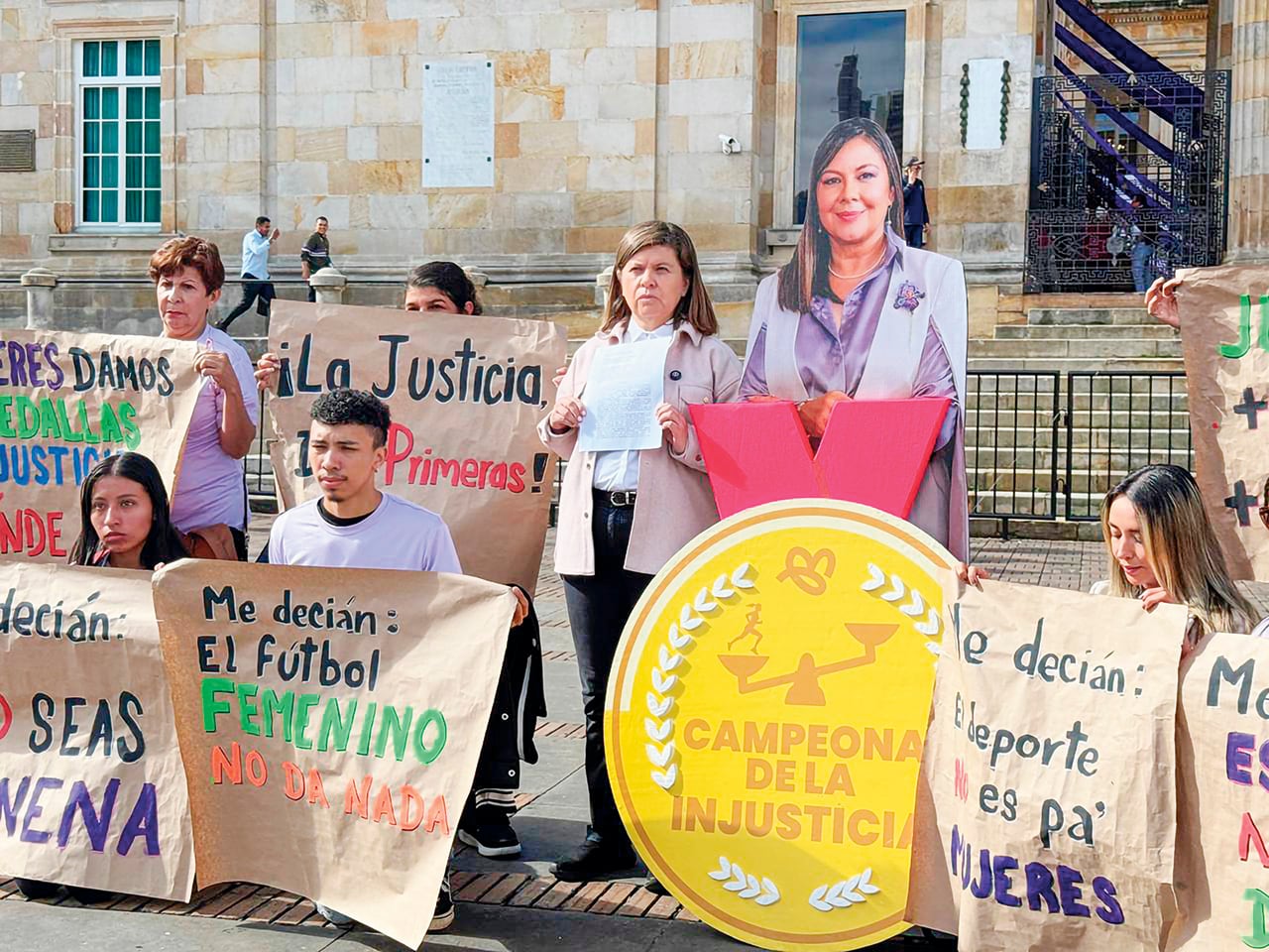 Las víctimas le contaron a la Fiscalía que nunca fueron buscadas, escuchadas o siquiera llamadas en las investigaciones. A la fiscal Luz Adriana Camargo le entregaron una medalla simbólica como “campeona de la injusticia”.