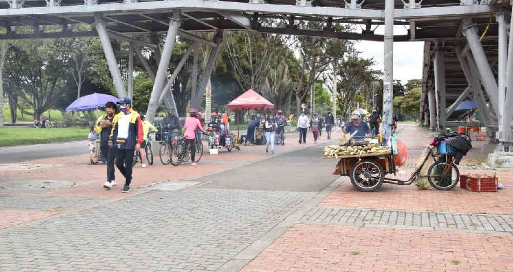 Para volver a salir en la nueva realidad de Bogotá, hay que cumplir con reglas para que los usuarios de parques y demás espacios eviten el contagio de coronavirus. Foto: Alexandra Ruiz/SEMANA