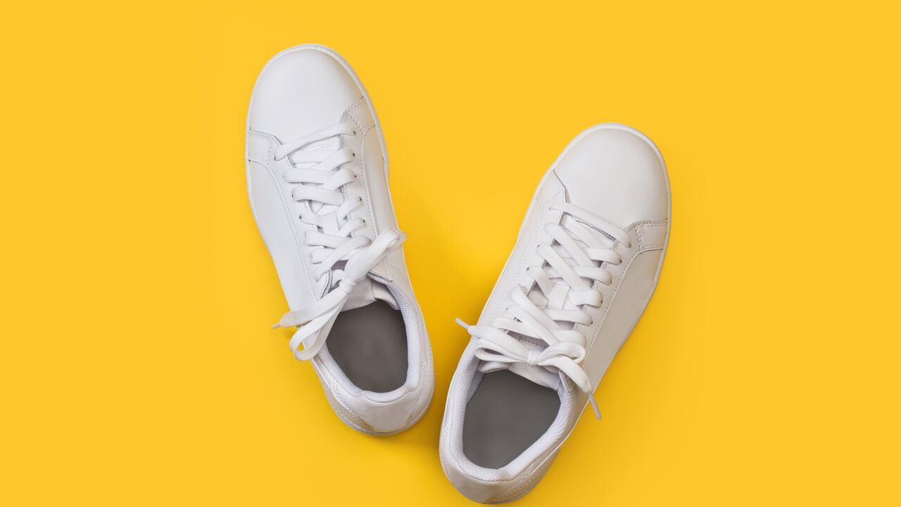 Los tenis blancos requieren una limpieza más profunda.